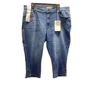 Sandpiper Size 22W Super Stretch Mid Rise, Snap Hem Soft Denim Capri. New